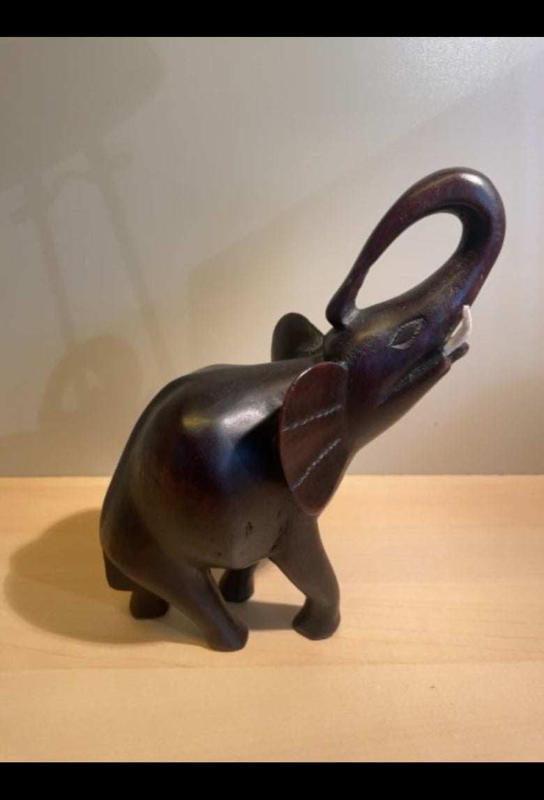 Elefant skåret i træ